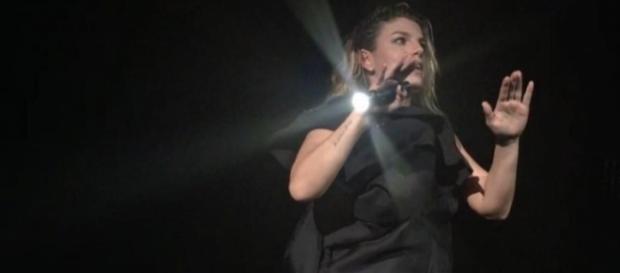 Emma Marrone con la torcia a causa del blackout. Emma Marrone con la torcia a causa del blackout.