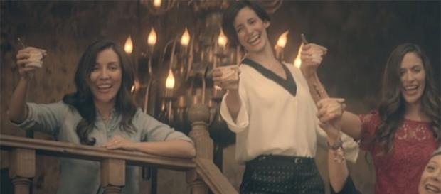Fotograma del Spot de Yoplait en el que el estribillo es "tienes que brindar por ser mujer" Fotograma del Spot de Yoplait en el que el estribillo es "tienes que brindar por ser mujer"