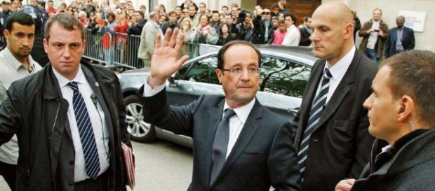Francois Hollande - car wave - CC BY Francois Hollande - car wave - CC BY