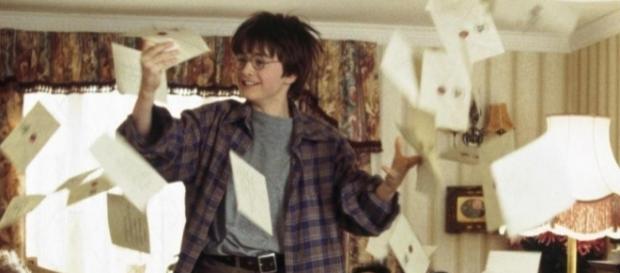 Harry Potter alle prese con la pioggia di lettere da Hogwarts Harry Potter alle prese con la pioggia di lettere da Hogwarts