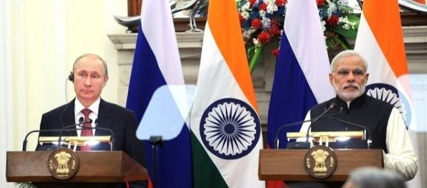 Il presidente russo Putin e il premier indiano Modi in conferenza stampa Il presidente russo Putin e il premier indiano Modi in conferenza stampa