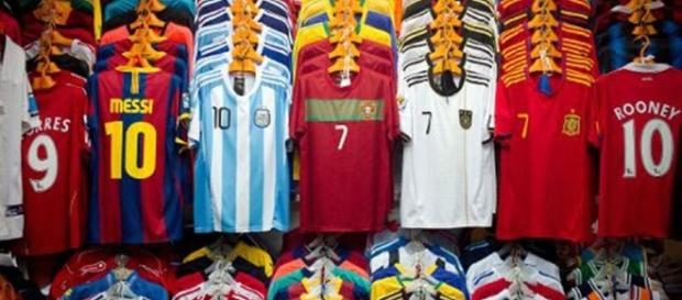 Las camisetas, una de las principales fuentes de ingresos de los clubes de fútbol. Las camisetas, una de las principales fuentes de ingresos de los clubes de fútbol.