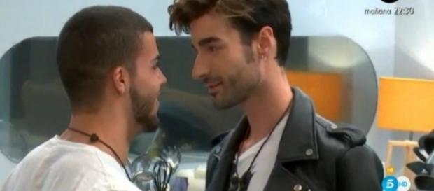 Miguel y Pol, muy juntos en el apartamento Miguel y Pol, muy juntos en el apartamento