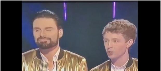 Simon Cowell Making Gay Joke On Live TV Xfactor /Photo screencap via Facebookviral Youtube.com Simon Cowell Making Gay Joke On Live TV Xfactor /Photo screencap via Facebookviral Youtube.com