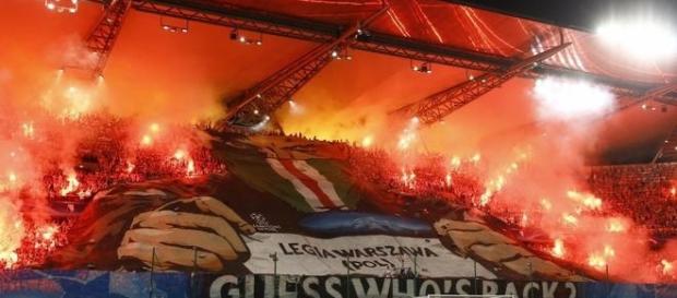 Tifo de los aficionados violentos del Legia Varsovia. Fotografía: Twitter Tifo de los aficionados violentos del Legia Varsovia. Fotografía: Twitter