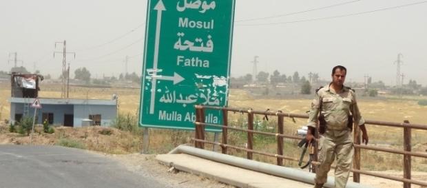UNe route ne direction de Mossoul, nord de l'Irak UNe route ne direction de Mossoul, nord de l'Irak