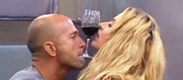 Valeria Marini e Stefano Bettarini nello stesso letto, coccole hot ... - perizona.it Valeria Marini e Stefano Bettarini nello stesso letto, coccole hot ... - perizona.it
