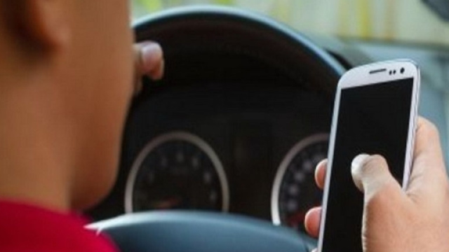 Addio al telefono mentre si guida, arriva la app Santino.