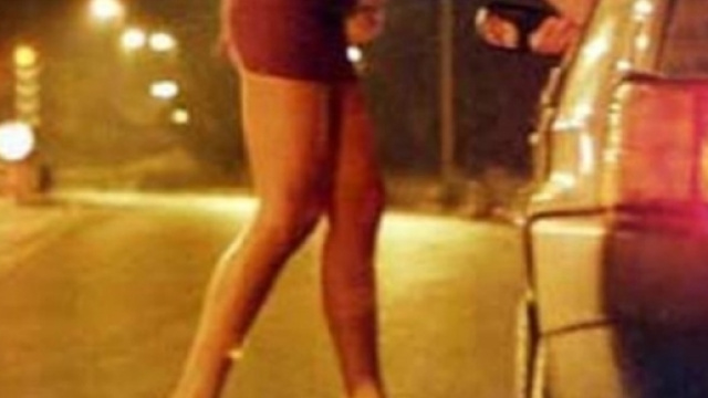 Era a casa da due settimane in malattia, ma in realt&agrave; si intratteneva con le prostitute