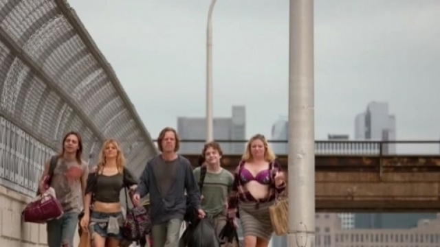 Frank Gallagher non si arrende: dopo esser stato cacciato ha deciso di ricominciare tutto dall'inizio