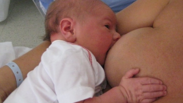 Il latte materno è fondamentale nei primi giorni di vita dei neonati. | Maternita.it - maternità.it