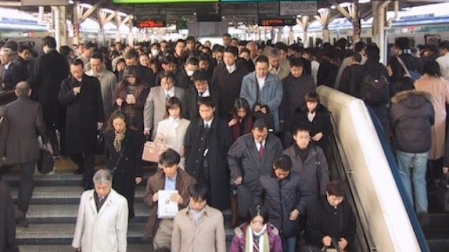 Lavoratori giapponesi in stazione