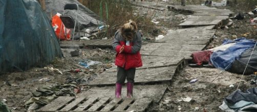 Francia, 3 afghani stuprano interprete nella 'Giungla' di Calais