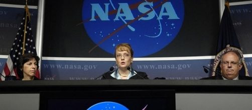 Portavoce NASA impegnati in una delle loro frequenti conferenze stampa