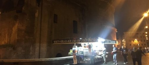 Un camion bar illumina il Pantheon