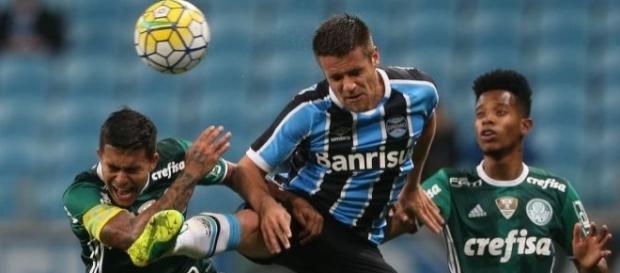 Em Porto Alegre, no jogo de ida, deu Grêmio, com vitória de 2 a 1 Em Porto Alegre, no jogo de ida, deu Grêmio, com vitória de 2 a 1