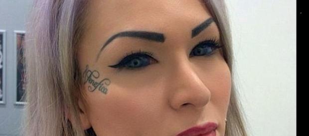 Imagem da mulher que injetou tinta nos olhos Imagem da mulher que injetou tinta nos olhos