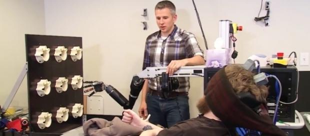 Nathan Copeland utilisant le bras robotique Nathan Copeland utilisant le bras robotique