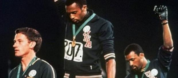 Peter Norman, l'athlète blanc qui a combattu discrètement contre la ségrégation raciale. Peter Norman, l'athlète blanc qui a combattu discrètement contre la ségrégation raciale.