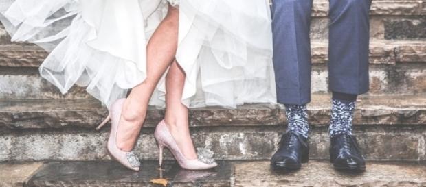 Starker Kerl, sie ihm zugewandt: Ein wunderschönes, sexistisches Hochzeitsbild Starker Kerl, sie ihm zugewandt: Ein wunderschönes, sexistisches Hochzeitsbild