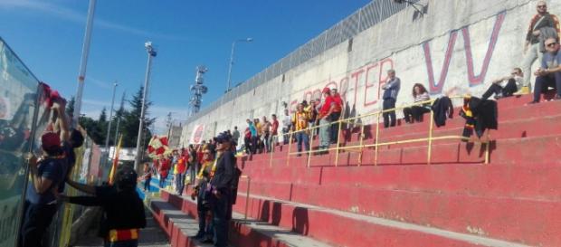 Una foto dei tifosi giallorossi presenti a Vibo Valentia. Una foto dei tifosi giallorossi presenti a Vibo Valentia.