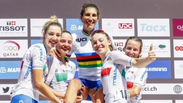 Elisa Balsamo e le azzurre sul podio di Doha