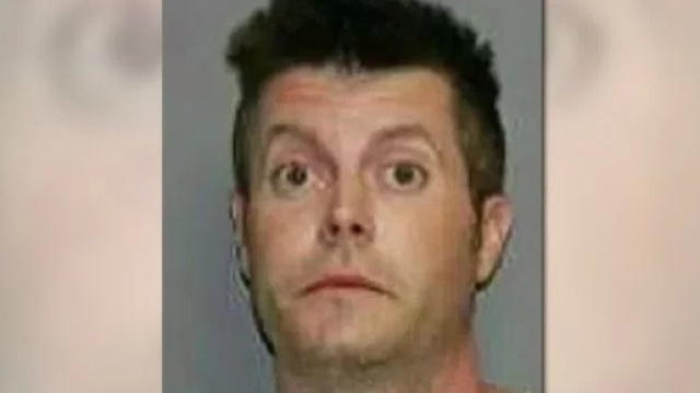 Michael Orchard, 43 anni, &egrave; accusato di violazione di domicilio e furto con scasso.