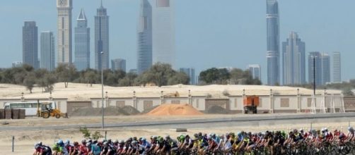 Ciclisti in corsa, gruppo ancora compatto.