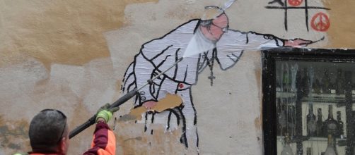 Mercoledì 19 ottobre - Il Post - rimosso il murales di Maupal raffigurante il Papa