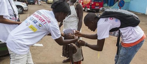 Operatori sanitari della comunità internazionale vaccinano un bambino in Africa.