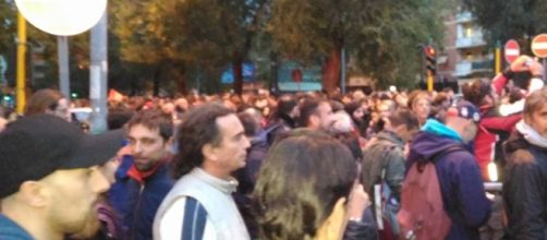 Un momento della manifestazione spontanea di giovedi scorso dopo lo sgombero (fonte Facebook)