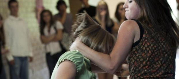 Bullismo, video shock di ragazza picchiata da coetanea. Bullismo, video shock di ragazza picchiata da coetanea.