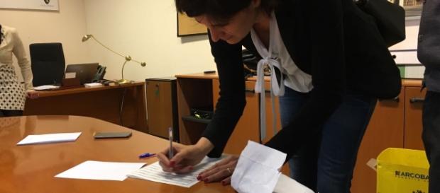 Chiara Appendino firma la petizione dei Radicali per legalizzazione cannabis Chiara Appendino firma la petizione dei Radicali per legalizzazione cannabis
