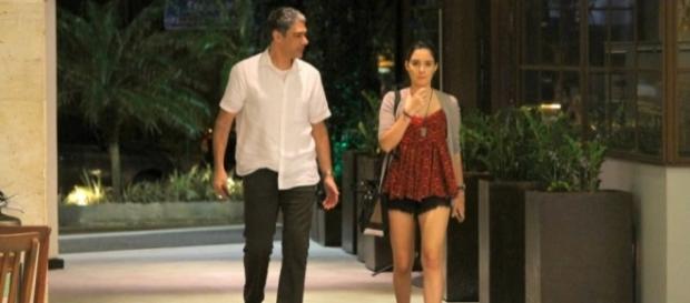 Em 19 de outubro, William Bonner foi visto passeando com a filha Laura em um shopping carioca Em 19 de outubro, William Bonner foi visto passeando com a filha Laura em um shopping carioca