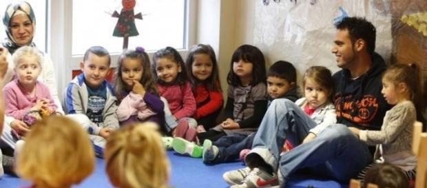 Erzieher und Kinder in einer Kindertagesstätte in Dortmund (Imago) Erzieher und Kinder in einer Kindertagesstätte in Dortmund (Imago)