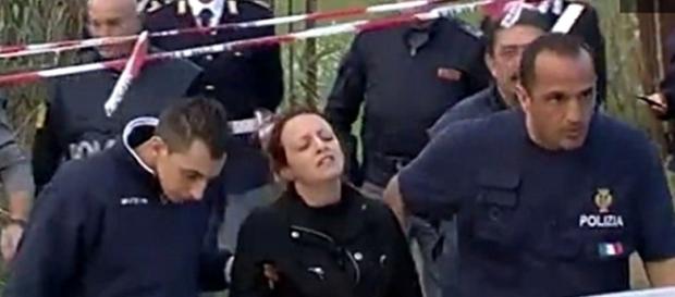Mulher foi detida pelas autoridades poucos dias após o crime Mulher foi detida pelas autoridades poucos dias após o crime