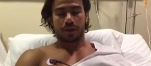 O cantor postou um vídeo ainda internado no hospital, para tranquilizar os fãs O cantor postou um vídeo ainda internado no hospital, para tranquilizar os fãs
