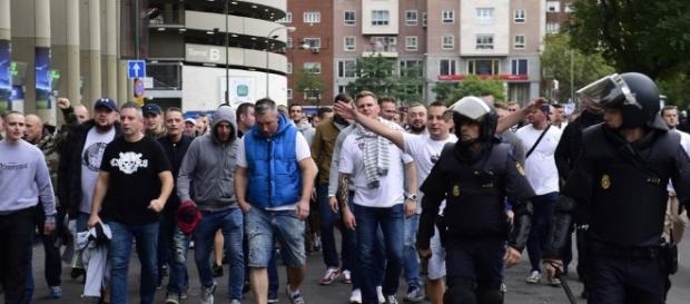 Un grupo de aficionados del Legia escoltados por la policía. Foto: Pierre-Philippe Marcou | AFP Un grupo de aficionados del Legia escoltados por la policía. Foto: Pierre-Philippe Marcou | AFP