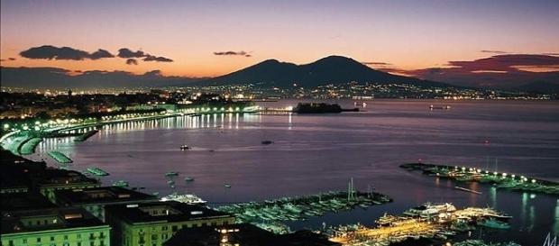 Veduta notturna della città di Napoli fonte https://media-cdn.tripadvisor.com/media/photo-s/01/02/f2/1b/port-of-naples.jpg Veduta notturna della città di Napoli fonte https://media-cdn.tripadvisor.com/media/photo-s/01/02/f2/1b/port-of-naples.jpg