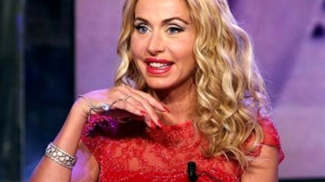 La madre di Valeria Marini non approva il comportamento di Stefano