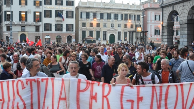 Una manifestazione per chiedere giustizia sulle violenze del G8 di Genova nel 2001