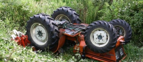 Calabria, uomo travolto da un trattore