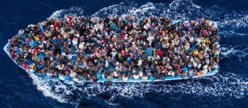 Migranti stipati su una carretta del mare
