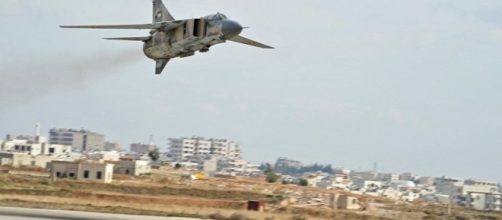 Un aereo militare siriano sui cieli di Aleppo