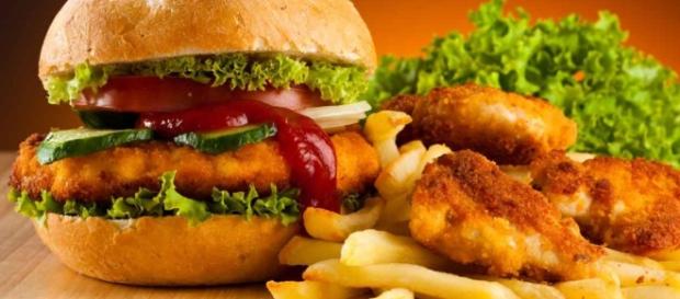Alguns dos alimentos devem ser evitados por serem extremamente calóricos. Alguns dos alimentos devem ser evitados por serem extremamente calóricos.