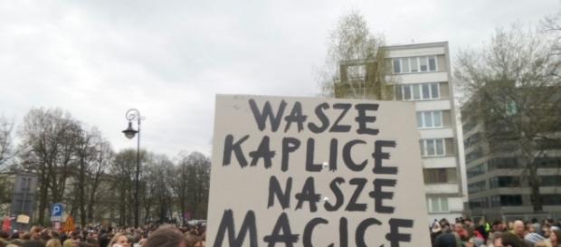 Czy protesty pod hasłem "kaplice" liczebnie przewyższą protesty pod hasłem "macice"? Czy protesty pod hasłem "kaplice" liczebnie przewyższą protesty pod hasłem "macice"?