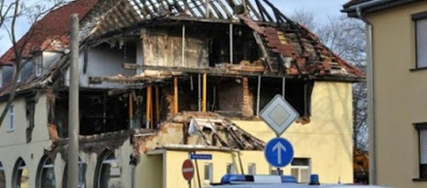 Das NSU Haus in der Frühlingsstraße 26 in Zwickau, nach der Explosion, bei der wohl Beate Zschäpe ermordet werden sollte. Das NSU Haus in der Frühlingsstraße 26 in Zwickau, nach der Explosion, bei der wohl Beate Zschäpe ermordet werden sollte.