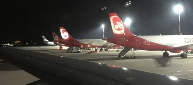 Eine Reihe von Air Berlin Flugzeugen am Abend in Berlin-Tegel Eine Reihe von Air Berlin Flugzeugen am Abend in Berlin-Tegel