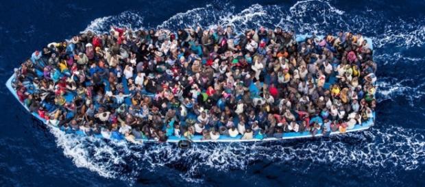 Migranti stipati su una carretta del mare Migranti stipati su una carretta del mare
