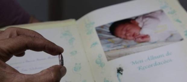 Morador achou bala perdida no álbum de nascimento de seu filho, após intenso tiroteio no Rio Morador achou bala perdida no álbum de nascimento de seu filho, após intenso tiroteio no Rio